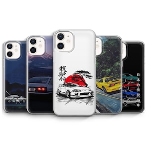 Può includere: Una collezione di custodie per telefoni con design a tema auto giapponesi. Le custodie presentano illustrazioni di auto, testo giapponese e immagini iconiche come il Monte Fuji e un sole nascente. Le custodie sono in vari colori, tra cui bianco, nero e blu.