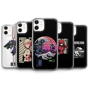 Könnte beinhalten: Eine Sammlung schwarzer Handyhüllen mit Anime-Grafiken. Designs umfassen einen Roboter mit Welle, eine Figur mit roten Haaren und japanischen Text. Die Hüllen sind für verschiedene iPhone-Modelle.