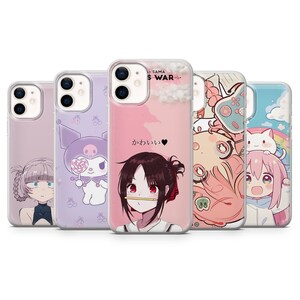 Puede incluir: Cinco fundas para teléfono con ilustraciones de estilo anime. Las fundas muestran varios personajes y diseños, incluyendo un personaje morado con un corazón, una chica con un lápiz y texto en japonés. Las fundas tienen un acabado brillante.