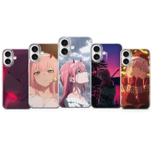 Könnte beinhalten: Eine Sammlung von fünf Handyhüllen mit Anime-Illustrationen eines weiblichen Charakters mit rosa Haaren und roten Hörnern. Die Hüllen zeigen verschiedene Posen und Hintergründe, darunter ein regnerischer Himmel und ein Sonnenuntergang.