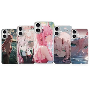 Könnte beinhalten: Eine Sammlung von fünf Handyhüllen mit Illustrationen im Anime-Stil. Die Hüllen zeigen einen Charakter mit rosa Haaren und Hörnern in verschiedenen Posen und Umgebungen. Die Designs umfassen Bilder der Figur im Wasser und vor einem Hintergrund mit Text.