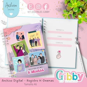 Puede incluir: Un cuaderno con espiral con una portada con ilustraciones de K-Drama y el texto "Registro de mis K-Dramas". El cuaderno está abierto en una página con campos para rellenar y un símbolo de mano en forma de corazón. Un bolígrafo con la parte superior en forma de corona descansa en la página.