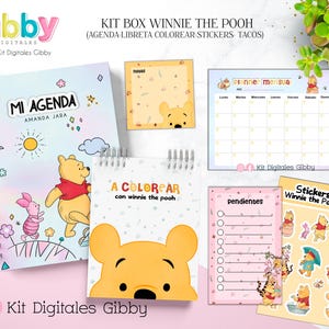 Puede incluir: Un conjunto de artículos de papelería con el tema de Winnie the Pooh. Incluye una agenda con espiral, un bloc de notas, un planificador mensual, un libro para colorear, una lista de tareas y una hoja de pegatinas. Los artículos presentan ilustraciones de Winnie the Pooh y sus amigos.