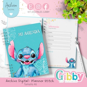 Puede incluir: Una agenda de espiral azul claro con un personaje de dibujos animados en la portada. La portada dice "MI AGENDA" y "Archivo Digital - Planner Stitch, Tamaño A5". Las páginas abiertas muestran secciones para información personal y un bolígrafo.