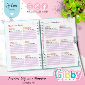 以下が含まれることがあります： パステルカラーの月間計画ページを備えた、スパイラル綴じのA5プランナー。プランナーには「Archivo Digital - Planner」と「Tama&ntilde;o A5」の文字が入っています。装飾的なトップが付いたペンが右ページに置かれています。