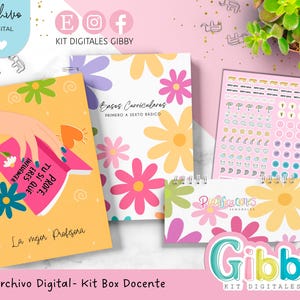 Puede incluir: Un conjunto de artículos de papelería con temática de profesores, que incluye cuadernos y hojas de pegatinas. Los cuadernos presentan diseños florales y texto en español. La paleta de colores incluye amarillo, rosa y verde. El texto "Archivo Digital" es visible.