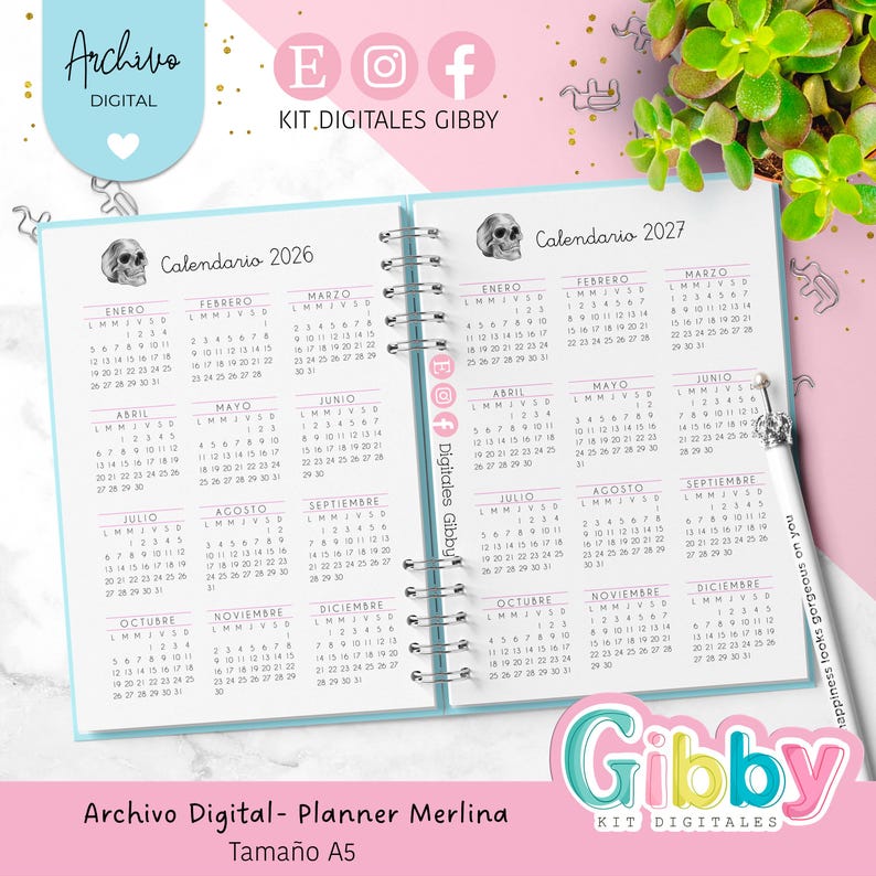 May include: A spiral-bound planner with calendars for 2026 and 2027. The planner features a light blue cover with skull illustrations and the text "Archivo Digital - Planner Merlina". The size is A5.