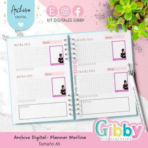 May include: Open notebook planner with a spiral binding. The pages are light blue and white with grid lines and the word "Merlina" printed on them. The planner includes pink boxes for dates and images. The bottom of the planner has the text "Archivo Digital- Planner Merlina Tama&ntilde;o A5".