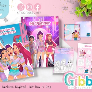 Puede incluir: Colección de artículos de papelería con temática K-Pop, que incluyen una agenda, un cuaderno, pegatinas y un libro para colorear. Los artículos presentan ilustraciones de personajes femeninos de estilo anime en vibrantes colores rosa, morado y azul. También se ve el texto "Archivo Digital" y "Gibby".