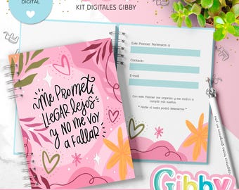 以下が含まれることがあります： 「Me Prometi LLegar Lejos y No Me Voy a Fallar」のテキストと花の模様が入ったピンク色のスパイラル綴じプランナー。 プランナーは開いており、罫線入りのページとペンが見えます。 下部には「Archivo Digital - Planner Hojas Tamaño A5」の文字があります。
