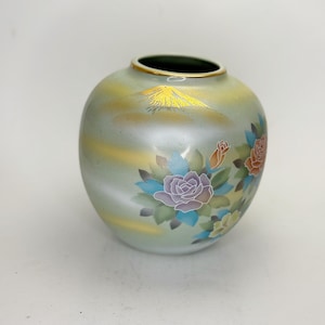 Vintage 7” Japanese Kutani-ware Porcelain Gold paint Flower & Mt Fuji Vase