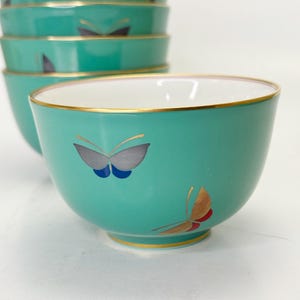 Puede incluir: Un letrero de madera rústica con el texto "Welcome to our home" en letras blancas. El letrero presenta un acabado envejecido y un diseño sencillo y acogedor, perfecto para un porche o entrada.