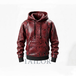 Puede incluir: Una sudadera con capucha roja y negra con estampado de piel de serpiente, con un bolsillo delantero y cordones negros. La sudadera tiene capucha y puños y cintura negros. La palabra "TAILOR" está impresa en la parte inferior.