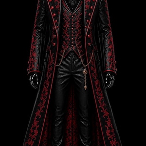 Könnte beinhalten: Ein langer schwarzer Mantel mit roter Blumenstickerei und roter Paspelierung, getragen über einer passenden Weste und einer schwarzen Hose. Das Ensemble hat einen hohen Kragen, rote Knöpfe und eine goldene Zierkette mit einem roten Edelstein.