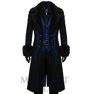 Op de afbeelding: Zwarte lange jas met blauwe bloemenborduurwerk, een zwarte bontkraag en bijpassende manchetten. De jas heeft een blauw vest, een zwarte broek en een zwarte riem. De outfit is in gotische of steampunk stijl.