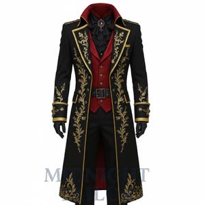 Puede incluir: Abrigo largo negro con bordados florales dorados, chaleco rojo y camisa negra con cuello con volantes. El abrigo tiene ribetes y botones dorados, y el atuendo incluye pantalones negros y un cinturón. Es un disfraz.