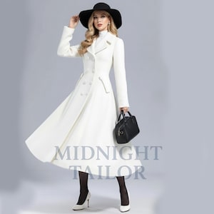 Può includere: Un cappotto lungo bianco con un design a doppio petto e una gonna svasata. Il cappotto presenta grandi bottoni e un colletto classico. Un cappello e una borsa neri completano il look. Il testo "MIDNIGHT TAILOR" è visibile in basso sul cappotto.