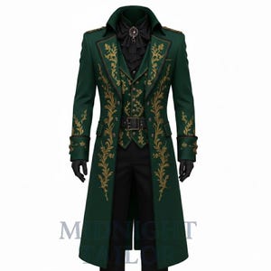Peut inclure: Un long manteau vert foncé avec broderies florales dorées, un gilet assorti et un pantalon noir. Le manteau présente un col haut, des épaulettes et des poignets décoratifs. Le gilet a une ceinture à boucle. Le texte "MIDNIGHT TAILOR" est en bas.