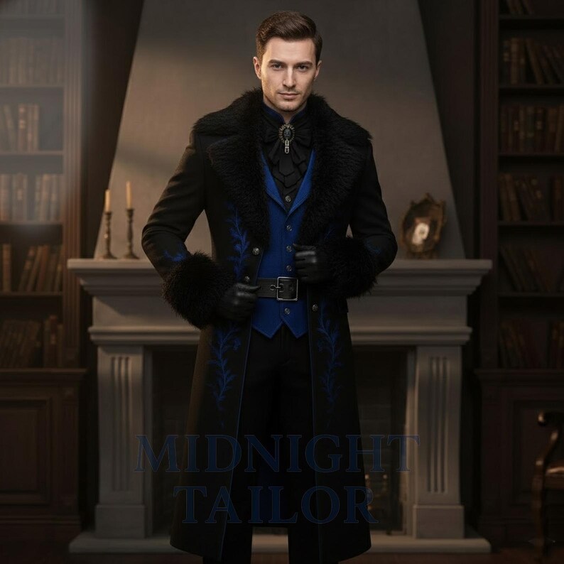 Op de afbeelding: Een zwarte jas met blauwe borduursels en imitatiebont. De jas heeft een blauw vest en zwarte handschoenen. De tekst "MIDNIGHT TAILOR" is zichtbaar onderaan de afbeelding.