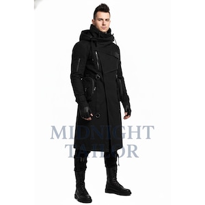 Puede incluir: Abrigo negro con capucha con múltiples bolsillos, cremalleras y un diseño asimétrico único. El abrigo tiene un cuello alto y se usa con guantes y botas negras. El texto "MIDNIGHT TAILOR" está impreso en la parte inferior de la imagen.