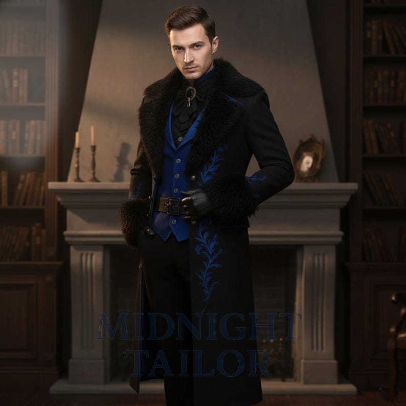 Op de afbeelding: Een zwarte jas met een kraag en manchetten van imitatiebont, gecombineerd met een blauw vest en broek. De jas heeft blauwe borduursels en een riem. De tekst "MIDNIGHT TAILOR" is zichtbaar onderaan de afbeelding.
