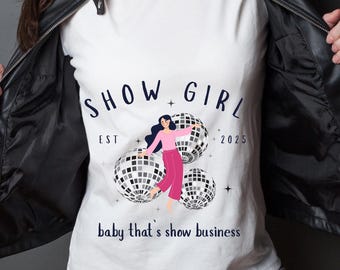 Camiseta "Show Girl Baby That's the Business" | Design de citação gráfica em negrito | Download digital PNG