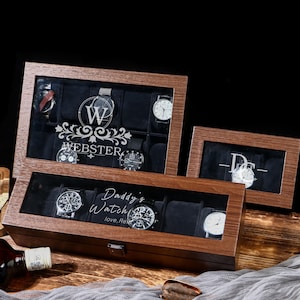 Może przedstawiać: Drewniane pudełko na zegarki ze szklanym blatem, mieszczące kilka zegarków. Pudełko jest grawerowane słowami "Daddy's Watch" i "Webster". Pudełko jest brązowe z czarnym wnętrzem.
