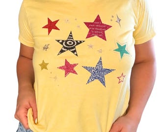 Y2KスターグラフィックベビーTシャツ、レトロな2000年代コンフォートカラートップス