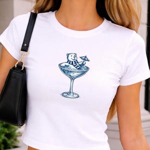 Lion Baby T-shirt, Blå & Vit Martini Graphic Crop Top, College Match Day T-shirt, Tailgate Baby T-shirt, Trendig Maskot T-shirt