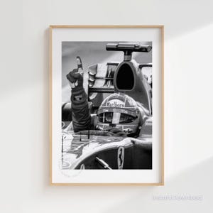 Michael Schumacher Victory Salut, Formel-1-Legendenporträt, Schwarz-Weiß-Motorsportfotografie, Vintage-F1-Wandbild, Digitaler Download