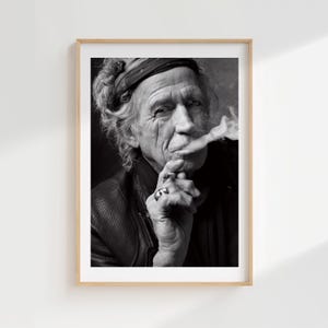 Keith Richards röktryck, Rolling Stones-affisch, cigarrklubb, vintage rock and roll-väggkonst, svartvit musikfotografi
