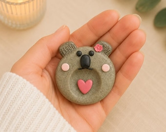 Piedra antiestrés de arcilla hecha a mano · Piedra de bolsillo para aliviar el estrés, calmar y combatir la ansiedad - Kenzie el koala