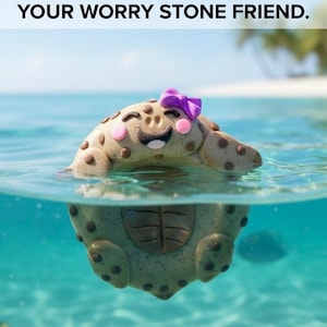 Piedra de arcilla para la preocupación hecha a mano · Alivia el estrés y la ansiedad con esta piedra de bolsillo - Sammy la tortuga marina