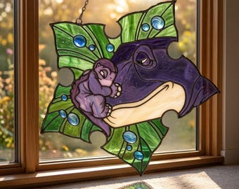 Enfeite de resina para janela inspirado em Littlefoot e sua mãe, do filme "Em Busca do Vale Encantado" (The Land Before Time), com árvore e estrela. Presente exclusivo para mães e avós.