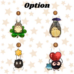 Peut inclure: Quatre ornements d&eacute;coratifs suspendus avec des attaches &agrave; cha&icirc;ne. Les ornements pr&eacute;sentent des personnages et des formes de dessins anim&eacute;s, dont un personnage de Totoro, un c&oelig;ur et une &eacute;toile. Le mot "Option" est en haut de l'image.