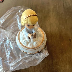 Figura de caja de música de ángel navideño vintage