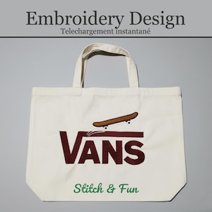 Peut inclure: Sac fourre-tout crème avec le logo Vans bordeaux et un dessin de skateboard marron. Les mots "Stitch & Fun" sont en vert sous le logo. Le haut du sac porte les mots "Embroidery Design" et "Telechargement instantané".