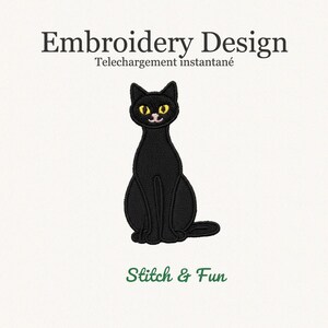 Peut inclure: Motif de broderie de chat noir aux yeux jaunes et au nez rose, assis. Le texte "Embroidery Design" et "Telechargement instantané" sont en haut, avec "Stitch & Fun" en bas.