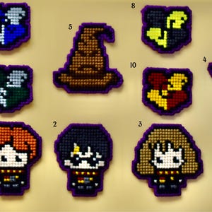 Puede incluir: Una colección de parches pixelados y coloridos con temática de Harry Potter. Los parches incluyen personajes, escudos de casas, el Sombrero Seleccionador y una Snitch Dorada. Cada parche tiene un borde morado y está hecho con un diseño de punto de cruz.