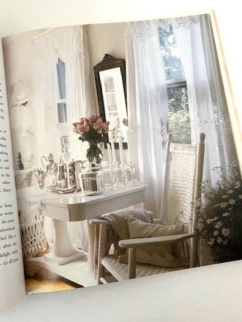洋書 Victoria At Home With White Victoria: At Home with White: Celebrating the Intimate Home