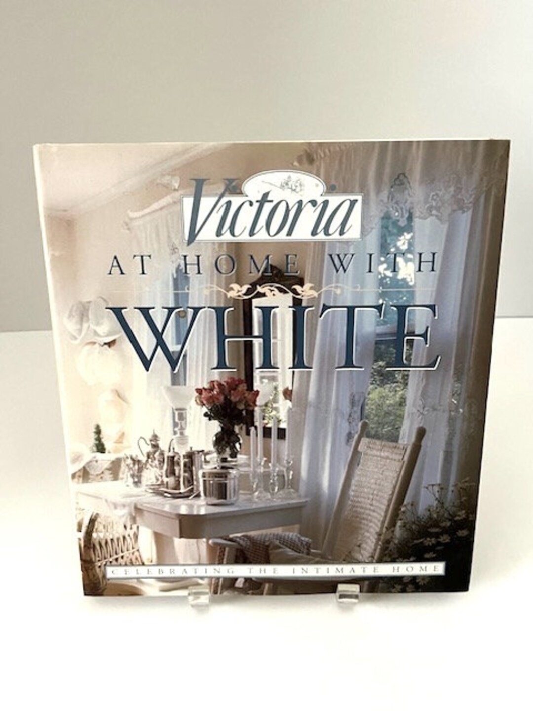 洋書 Victoria At Home With White Victoria: At Home with White: Celebrating the Intimate Home