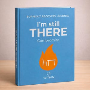 Könnte beinhalten: Ein blaues Hardcover-Journal mit dem Titel "Burnout Recovery Journal" und dem Text "I'm still THERE Compromise". Eine orangefarbene Flammen-Grafik mit Stuhl und Tisch befindet sich darunter. Der Buchrücken lautet "I'm still THERE Compromise".