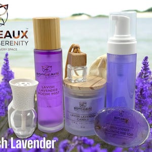 Könnte beinhalten: Eine Auswahl an Produkten mit Lavendelduft, darunter ein Raumspray, eine Kerze, eine Handseife und ein Diffusor, werden vor einem Hintergrund aus lila Lavendelblüten präsentiert. Die Produkte sind mit "Bordeaux Beauty & Serenity" gekennzeichnet und tragen den Text "Lavish Lavender".
