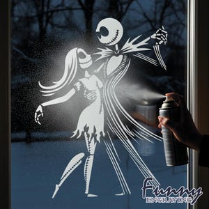 Peut inclure: Pochoir blanc de Jack Skellington et Sally de L'Étrange Noël de Monsieur Jack dansant sur une fenêtre. Le pochoir est créé avec de la peinture en aérosol. Les mots "Funny Engraving" sont dans le coin inférieur droit.