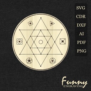 Puede incluir: Un diseño circular de madera con un patrón geométrico de triángulos y formas que se cruzan. El diseño está rodeado por un borde oscuro. La imagen también incluye el texto "SVG, CDR, DXF, AI, PDF, PNG" y "Funny Engraving".