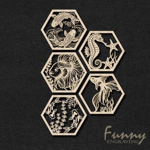 Pode incluir: Seis hexágonos de madeira cortados a laser com desenhos aquáticos. Os desenhos incluem carpas koi, um cavalo-marinho com estrelas-do-mar e outros peixes. O texto "Funny Engraving" está no canto inferior direito.