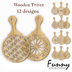 Puede incluir: Salvamanteles de madera con intrincados diseños geométricos y florales calados. Los salvamanteles son de madera clara y tienen un asa con un agujero para colgar. La imagen muestra 12 diseños diferentes.