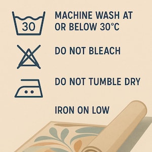 K&ouml;nnte beinhalten: Ein beigefarbenes Poster mit Teppichwaschanweisungen. Der Text lautet: &bdquo;DIGITALDRUCK TEPPICH WASCHANLEITUNG&ldquo;. Symbole zeigen Maschinenw&auml;sche bei oder unter 30&deg;C, nicht bleichen, nicht im Trockner trocknen und bei niedriger Temperatur b&uuml;geln. Ein aufgerollter Teppich ist abgebildet.