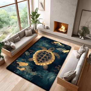 Puede incluir: Una alfombra rectangular con un diseño de tortuga marina. La alfombra tiene un fondo azul oscuro con detalles dorados, incluyendo el caparazón de la tortuga y formas de nubes. La alfombra está colocada en un salón.