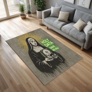 Może przedstawiać: Prostokątny dywan z grafiką zakonnicy trzymającej dysk twardy, z zielonym napisem "HOLY DATA SAVE US ALL". Zakonnica otoczona jest żółtym wzorem obwodu drukowanego. Dywan jest głównie szary.